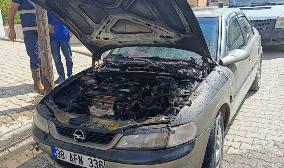 Tatvan ilçesinde, park halindeki bir araç, motor kısmında çıkan yangın