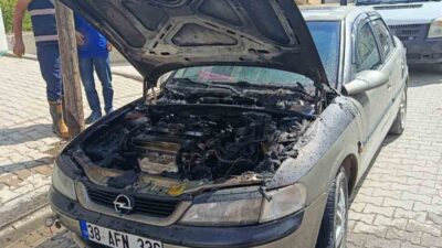 Tatvan ilçesinde, park halindeki bir araç, motor kısmında çıkan yangın
