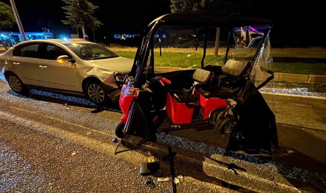 Tavşanlı ilçesinde meydana gelen trafik kazasında otomobilin bir 3 tekerlekli