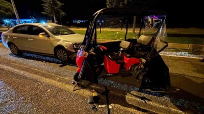 Tavşanlı ilçesinde meydana gelen trafik kazasında otomobilin bir 3 tekerlekli