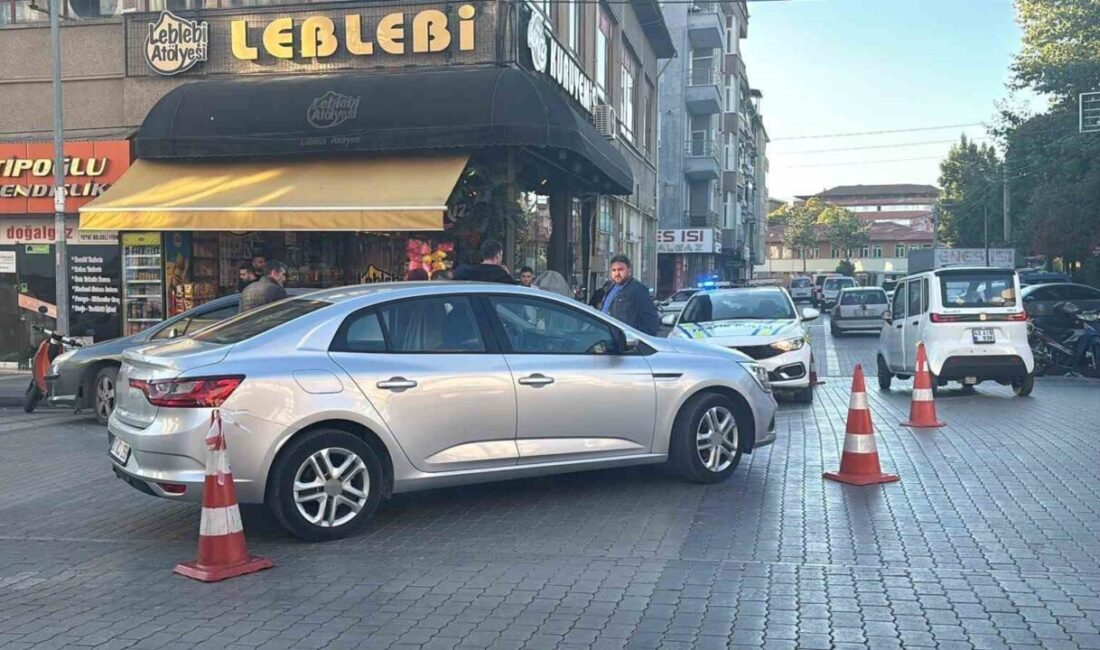 Tavşanlı ilçesinde meydana gelen trafik kazasında otomobil ile motosiklet çarpıştı,