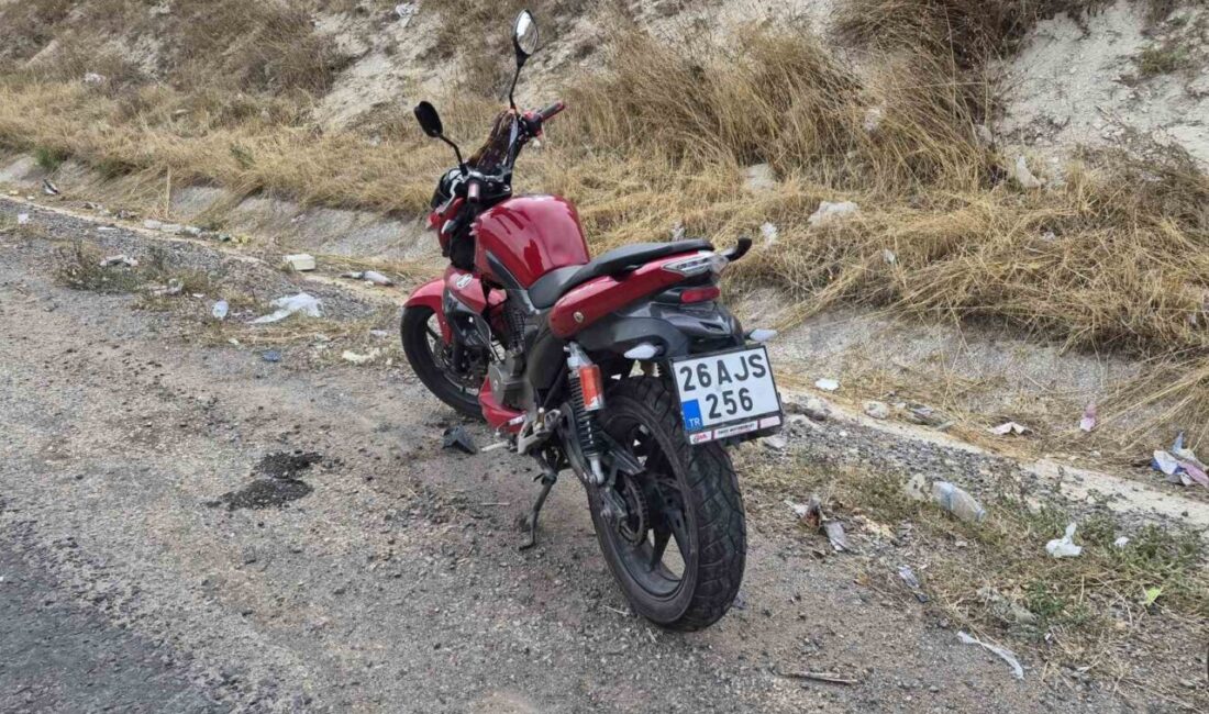 Eskişehir’de bir motosiklet sürücüsü, tekerleğinin kilitlenmesi sonucu düşerek yaralandı ve