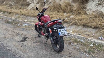 Eskişehir’de bir motosiklet sürücüsü, tekerleğinin kilitlenmesi sonucu düşerek yaralandı ve