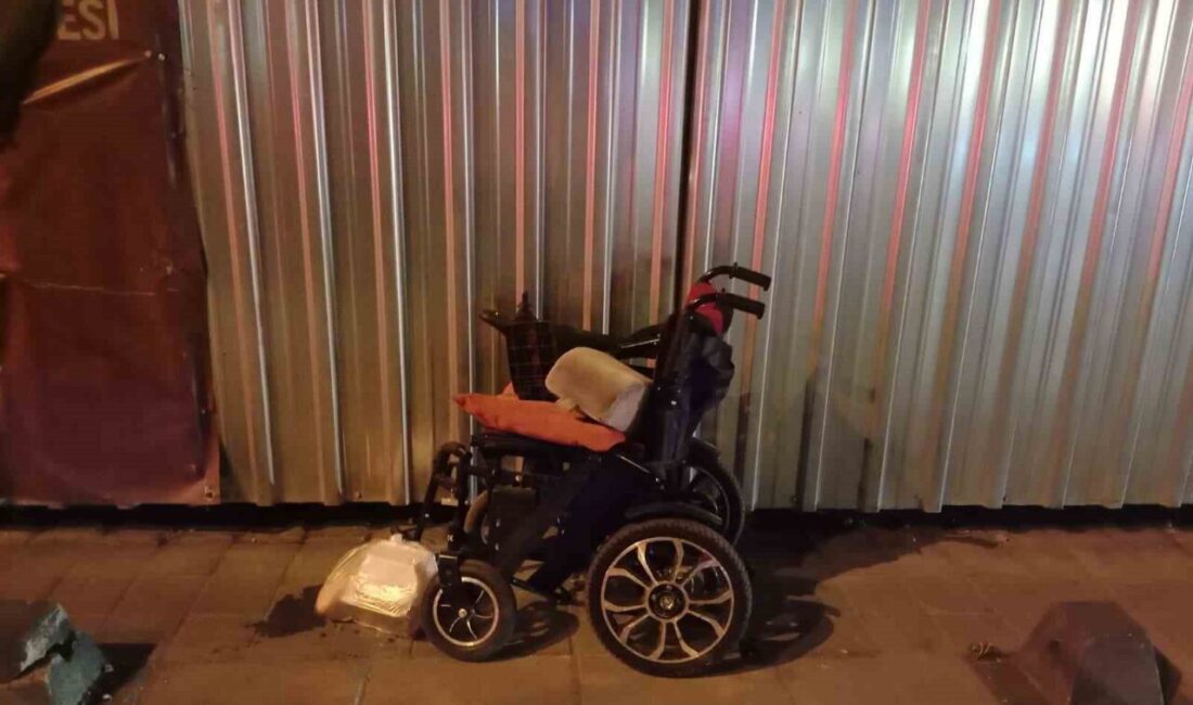 Balıkesir’de engelli bir vatandaş, tekerlekli sandalyesiyle yolun karşısına geçerken bir