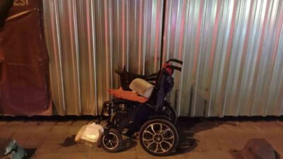 Balıkesir’de engelli bir vatandaş, tekerlekli sandalyesiyle yolun karşısına geçerken bir