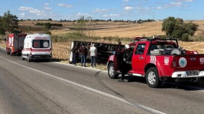 Hayrabolu ilçesinde meydana gelen bir trafik kazasında bir kamyonet devrildi.