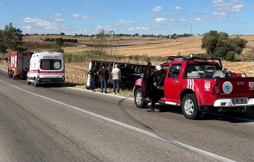 Hayrabolu ilçesinde meydana gelen bir trafik kazasında bir kamyonet devrildi.