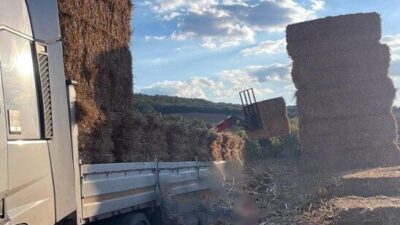 Malkara ilçesinde tıra yükleme esnasında devrilen saman balyalarının altında kalan