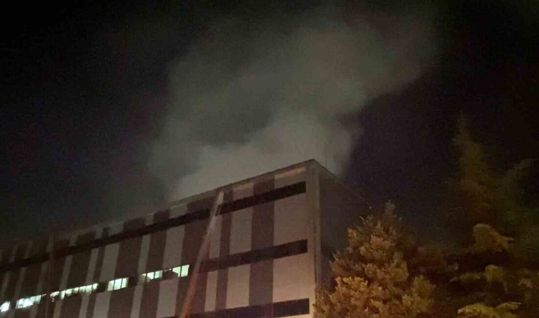 Bursa’nın İnegöl ilçesinde bir tekstil fabrikasının çatısında meydana gelen yangın,