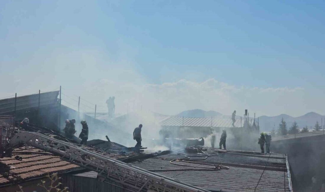 Kayseri’de, Çetinkaya Mensucat tekstil fabrikasının depo bölümünde çıkan yangın, itfaiye