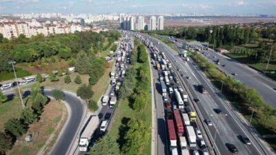 Esenyurt TEM Otoyolu’nda seyir halindeki bir tır aniden alevler içinde