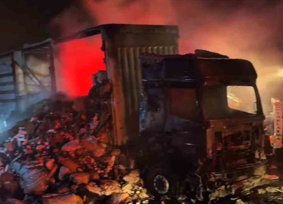 Bolu’da TEM Otoyolu’ndaki Yeniçağa-Dörtdivan arasında seyreden bir tır, taşıdığı tekstil