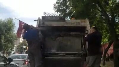 Eskişehir’de temizlik hizmetinde çalışan ekipler, sokakta çöpün yanında buldukları Türk