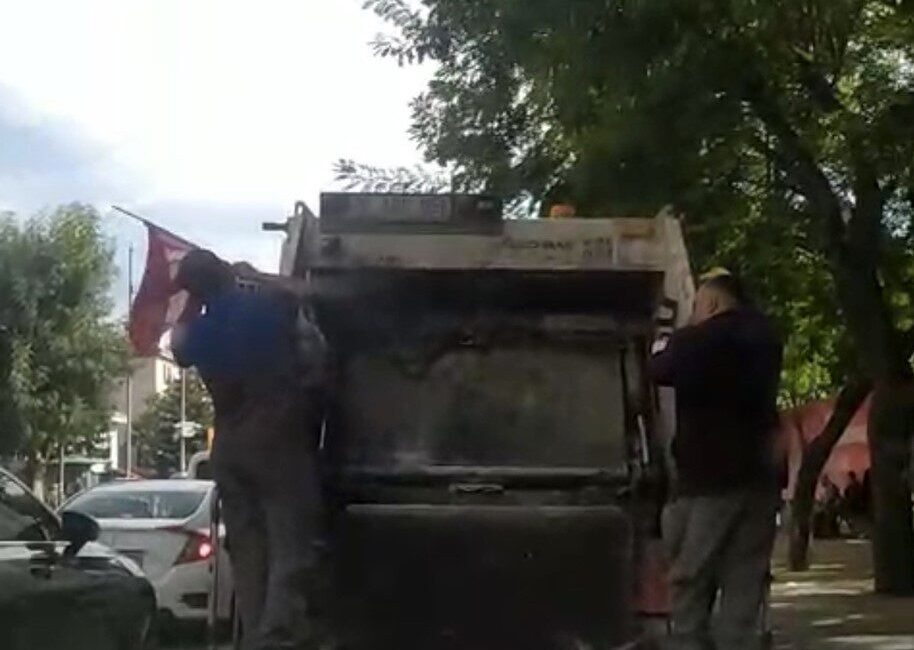 Eskişehir’de temizlik hizmetinde çalışan ekipler, sokakta çöpün yanında buldukları Türk