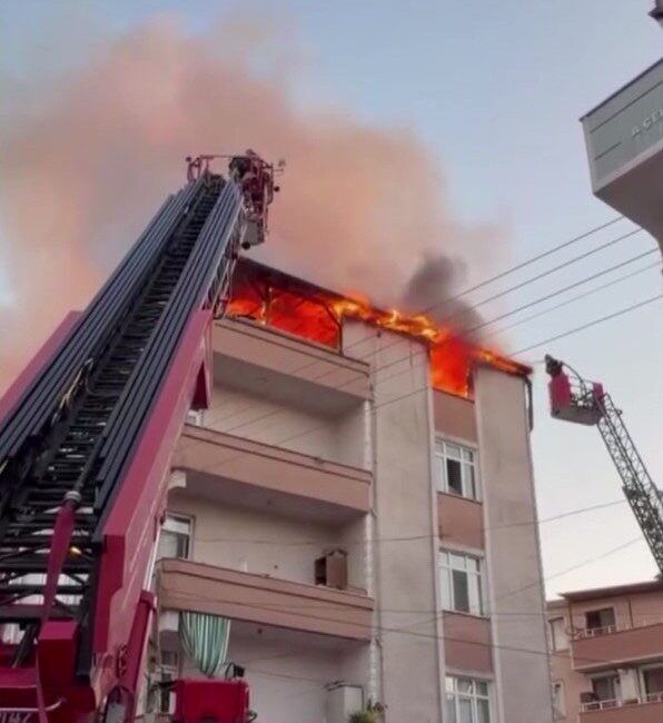 Kocaeli’nin Darıca ilçesinde bulunan bir binanın teras katında çıkan yangın,