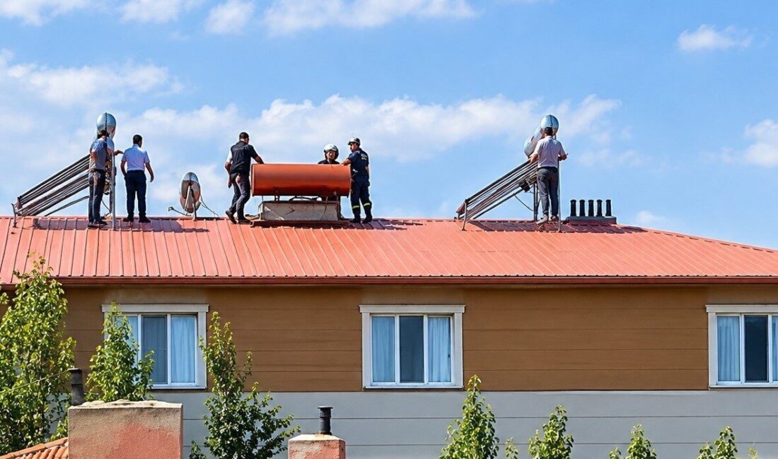 Tercan ilçesinde apartmanın çatısına çıkarak intihar girişiminde bulunan şahıs, güvenlik