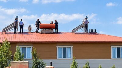 Tercan ilçesinde apartmanın çatısına çıkarak intihar girişiminde bulunan şahıs, güvenlik
