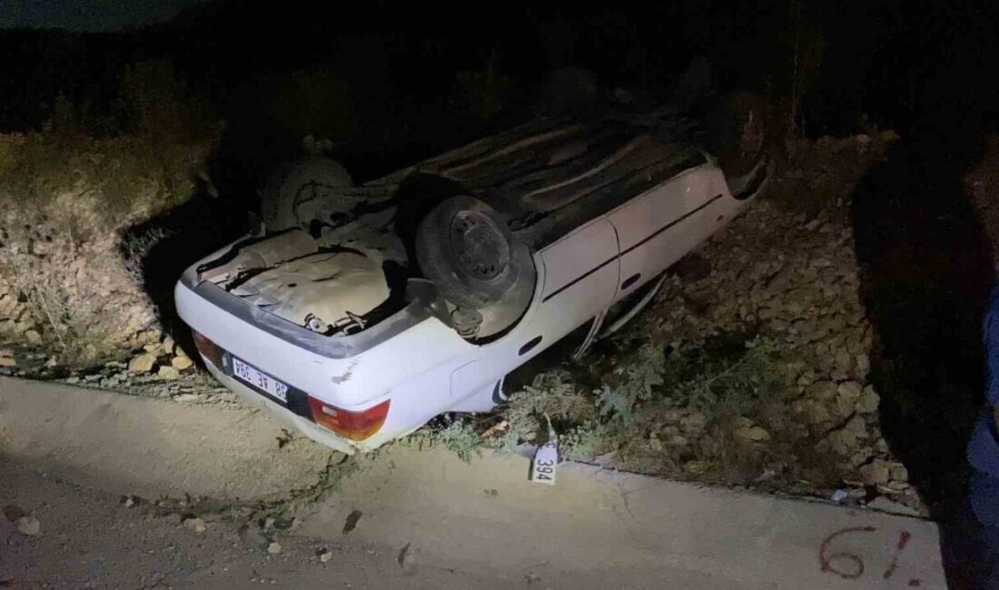 Mersin’in Erdemli ilçesinde meydana gelen trafik kazasında bir otomobil yoldan