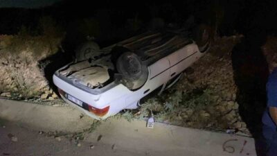 Mersin’in Erdemli ilçesinde meydana gelen trafik kazasında bir otomobil yoldan
