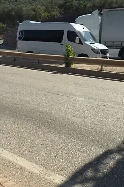 Bursa’nın Kestel ilçesinde seyir halindeki bir servis minibüsünün aniden karşı