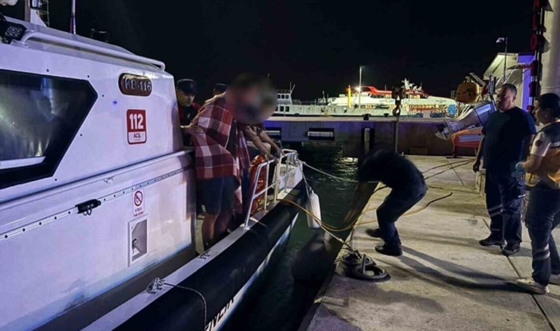 Muğla’nın Marmaris ilçesi açıklarında seyir halinde olan bir ticari teknede