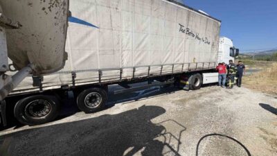 Tosya ilçesinde seyir halindeki bir tırda çıkan yangına, çevrede bulunan