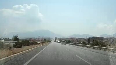 Denizli ilinde bir tır, yükünü boşalttıktan sonra dorsesini kapatmayı unutarak