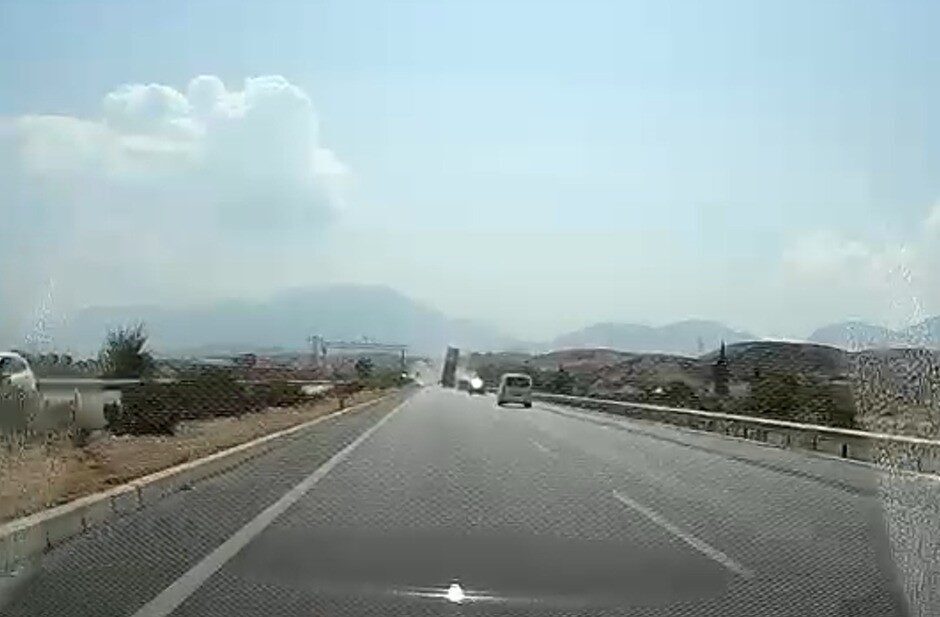 Denizli ilinde bir tır, yükünü boşalttıktan sonra dorsesini kapatmayı unutarak