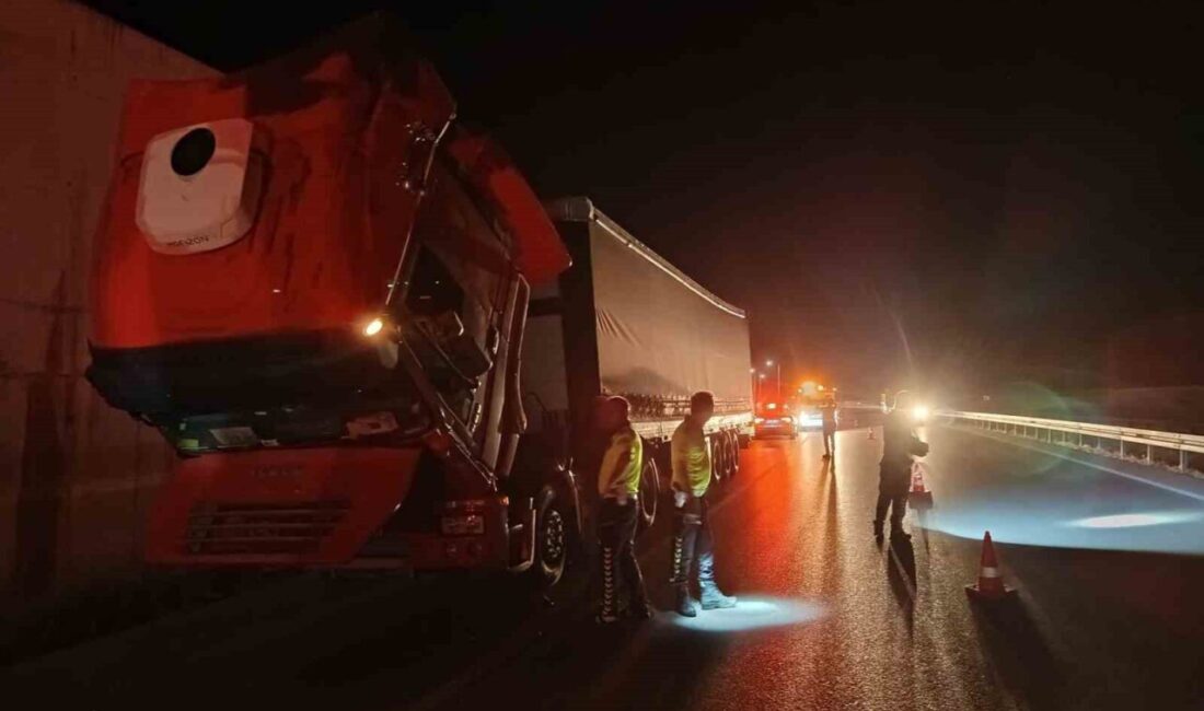 Amasya’da bir tırın arızalanması sonucu tamir çalışmasına yardım etmeye çalışırken