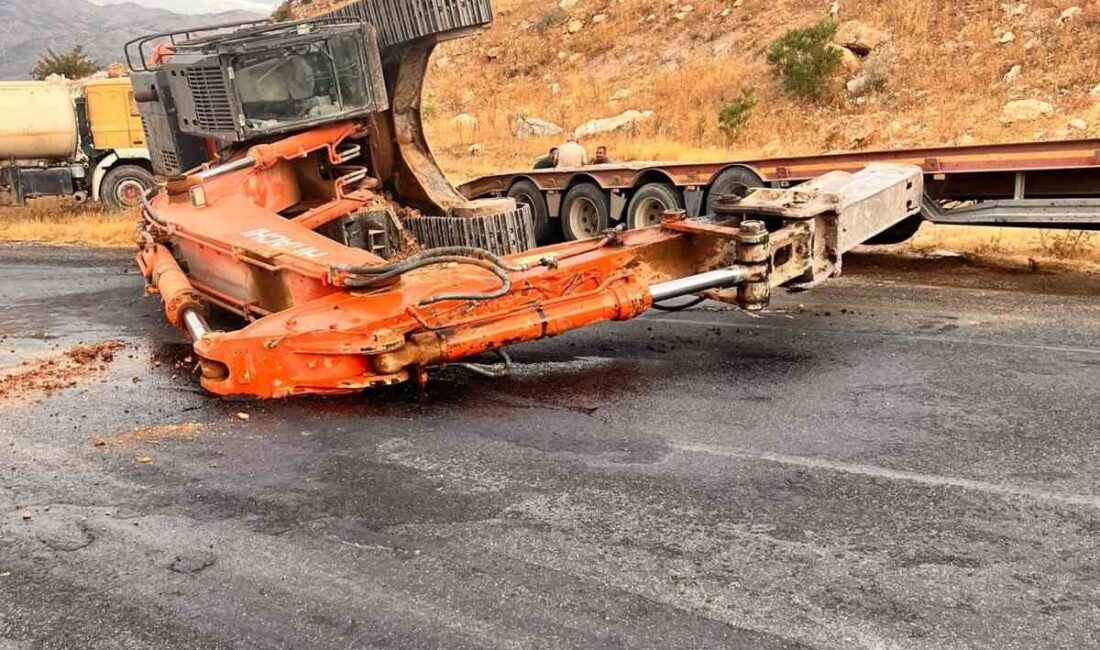 Adıyaman’ın Kahta ilçesinde seyir halindeki bir tırın üzerinden düşen paletli