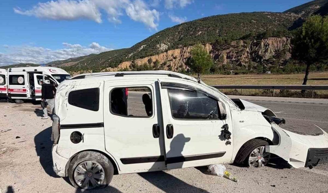Tokat’ta meydana gelen trafik kazasında, bir hafif ticari araç refüje