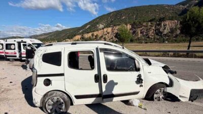 Tokat’ta meydana gelen trafik kazasında, bir hafif ticari araç refüje