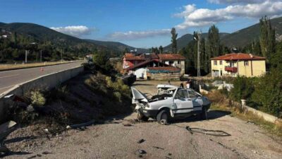 Tokat’ta meydana gelen trafik kazasında, kavşakta çarpışan iki otomobil sonucunda