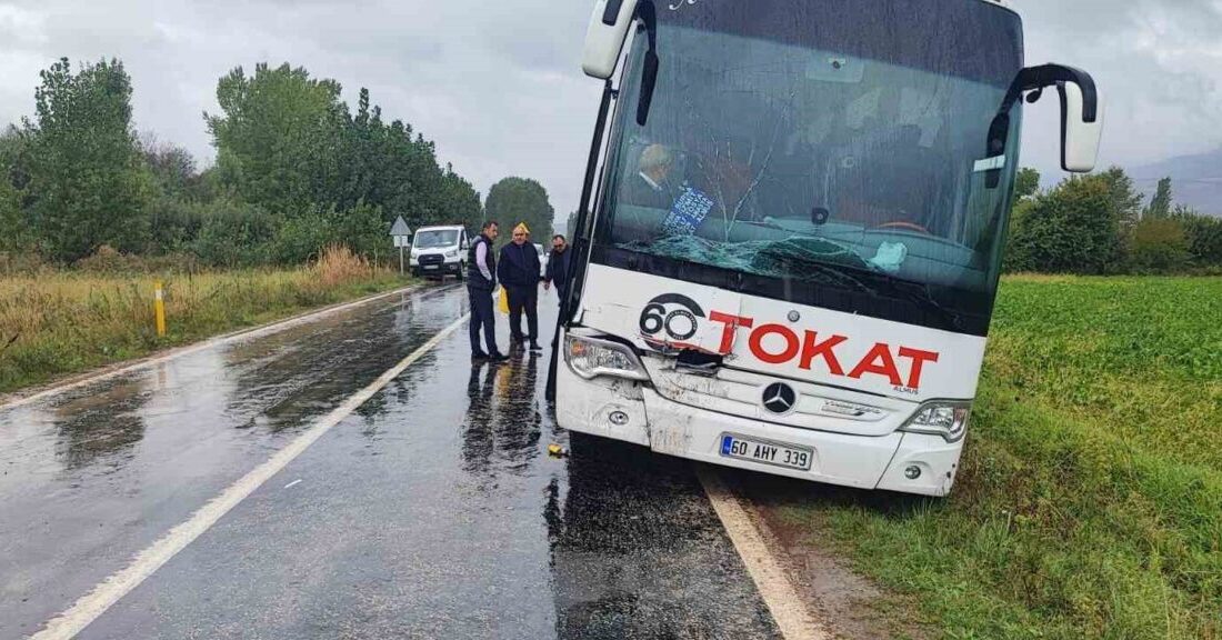 Tokat’ta bir otobüs, seyir halindeyken aynı yönde ilerleyen bir kamyona