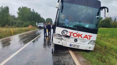 Tokat’ta bir otobüs, seyir halindeyken aynı yönde ilerleyen bir kamyona