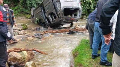 Şalpazarı ilçesinde meydana gelen trafik kazasında, bir aracın dereye uçması