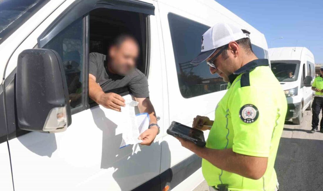 Hatay’da Trafik Denetleme Şube Müdürlüğü ekipleri, okul servislerine yönelik gerçekleştirilen