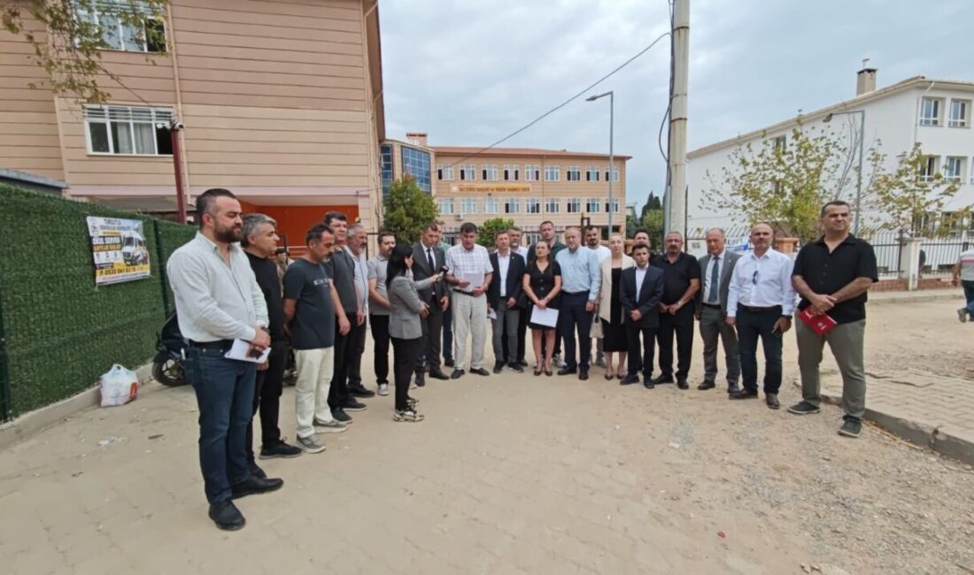 Manisa’nın Turgutlu ilçesinde öğrencilerin okul önünde silahlı saldırıya maruz kalmasının