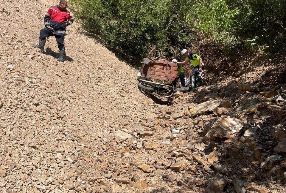 Hassa ilçesinde, 74 yaşındaki bir sürücü motosikletiyle uçuruma yuvarlanarak hayatını