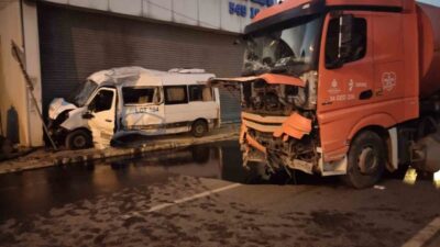 Ümraniye’de bugün sabah saatlerinde meydana gelen kaza, servis minibüsü ile