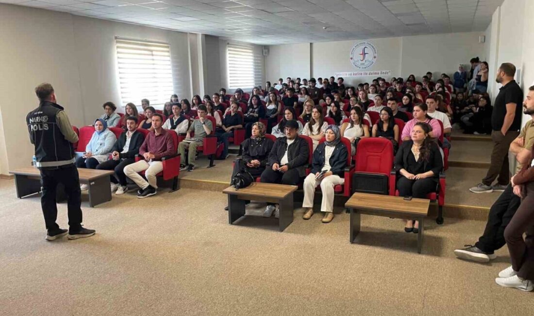 Afyonkarahisar’da yaklaşık 350 üniversite öğrencisine madde bağımlılığıyla mücadele eğitimi verildi.