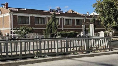 Gelibolu ilçesindeki bir otelde iddiaya göre 2 erkek çocukla uygunsuz