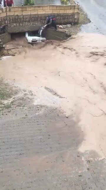 Ürgüp ilçesine bağlı Karakaya köyünde etkili olan şiddetli yağışın ardından