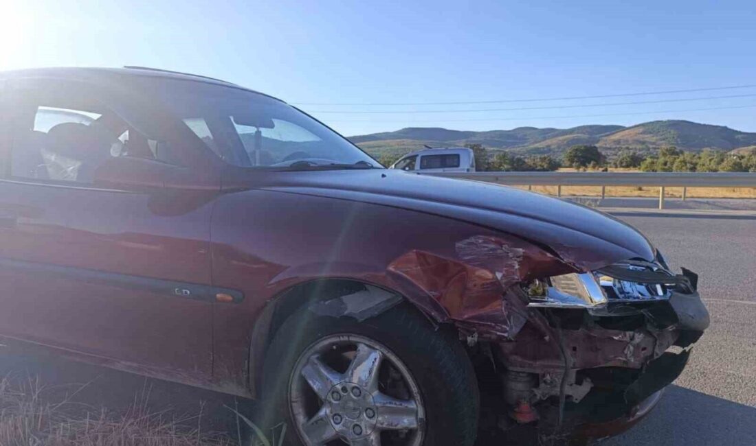 Uşak’ın Banaz ilçesinde meydana gelen trafik kazasında, iki otomobilin çarpışması