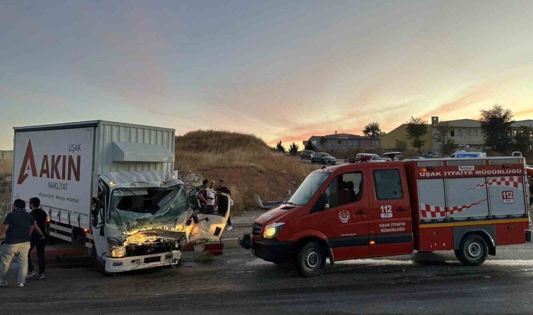 Uşak’ta meydana gelen bir trafik kazasında, itfaiye aracı ile kamyon