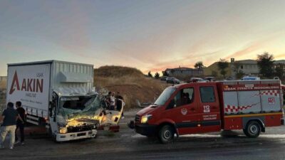 Uşak’ta meydana gelen bir trafik kazasında, itfaiye aracı ile kamyon