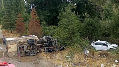 Banaz ilçesinde meydana gelen trafik kazasında, kontrolden çıkan bir kamyonet,