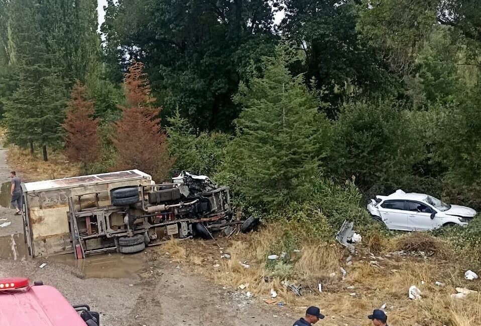 Banaz ilçesinde meydana gelen trafik kazasında, kontrolden çıkan bir kamyonet,