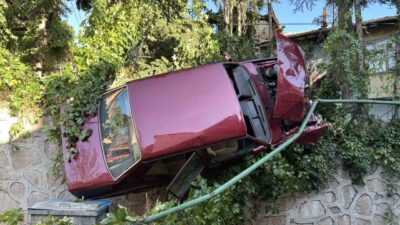 Uşak’ta, kontrolü kaybedilen bir otomobilin ağaçlara ve ardından istinat duvarındaki