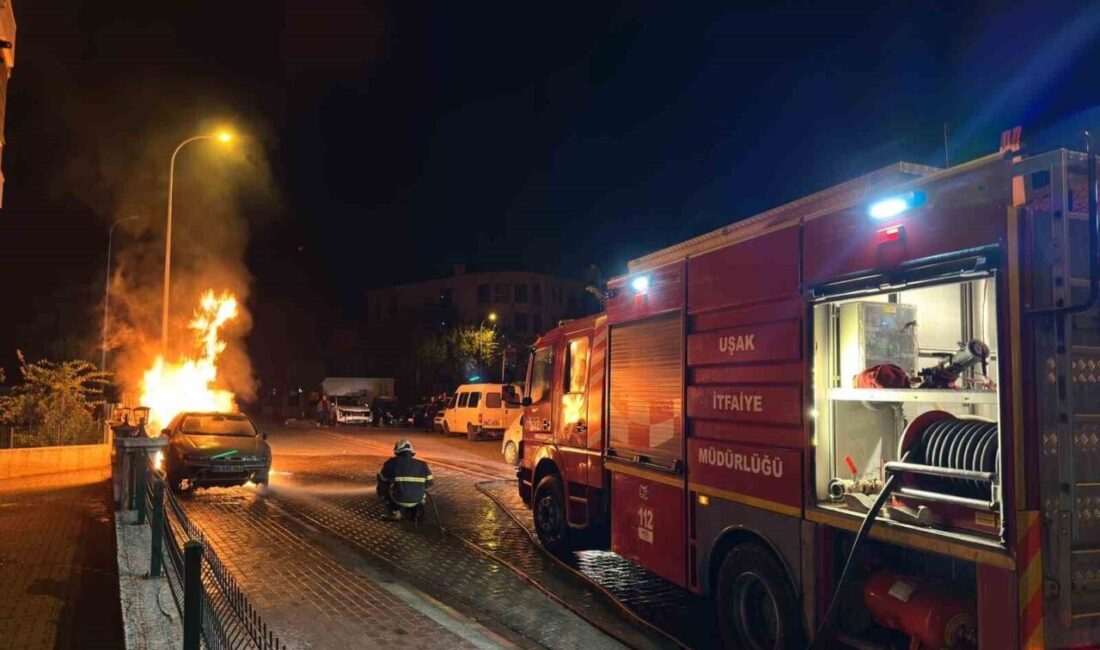 Uşak ilinde, park halinde bulunan bir araçta çıkan yangın, itfaiye